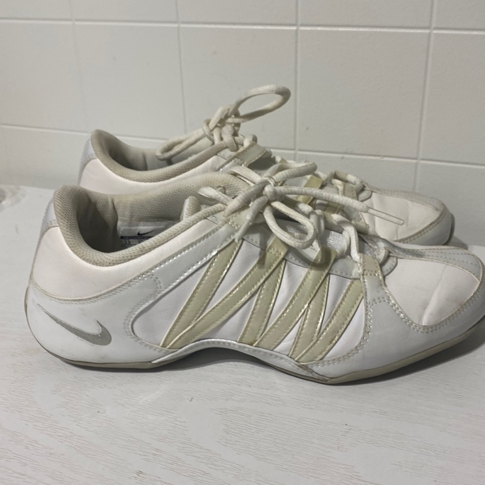Nike Musique 4 IV Athletic Shoes Womens 8.5 White Cheer Dance Fitness Sneakers